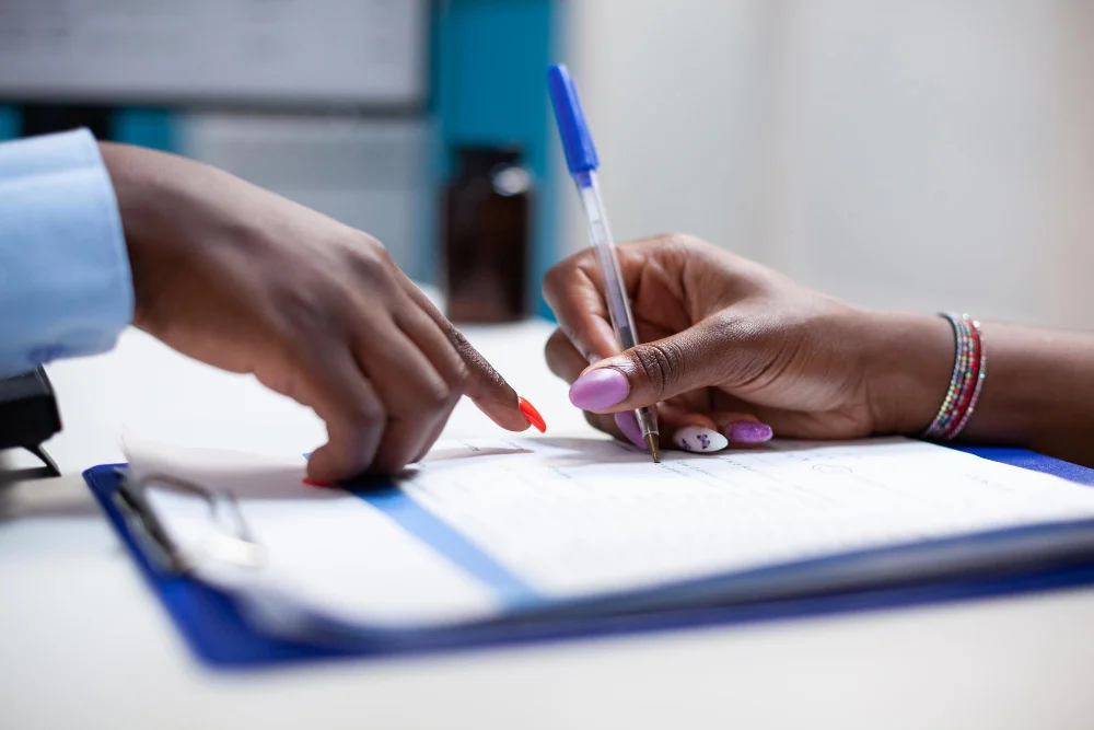 Planning de projet et checklist sur un bureau
